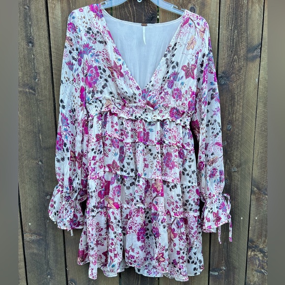 Free People effortlessly femme with babydoll style and balloon sleeves with ties - Picture 3 of 6